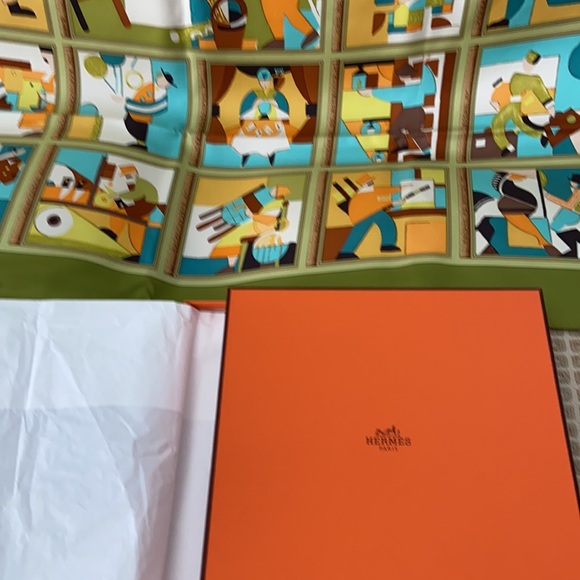 Green Hermès Paris people scarf - Picture 3 of 3